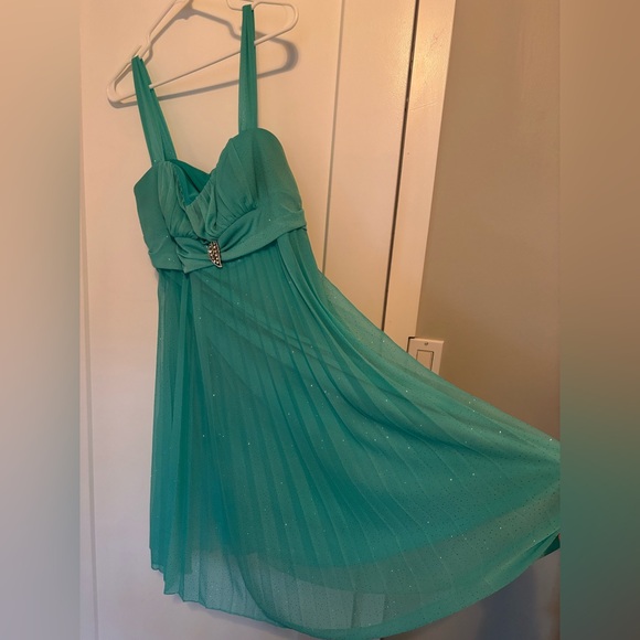 Elegant Teal Pleated Dress - Picture 3 of 7